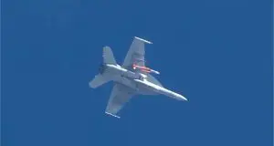 F/A-18スーパーホーネットに艦対空ミサイルのSM-6を搭載!最大射程は400km超え!?