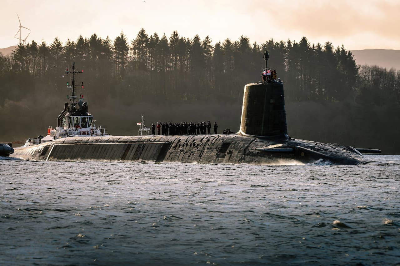 英海軍ヴァンガード級原子力潜水艦の艦長が指揮中にポルノ動画を制作