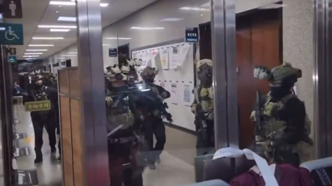 韓国戒厳令下で国会議事堂に投入された首都防衛司令部と特殊部隊