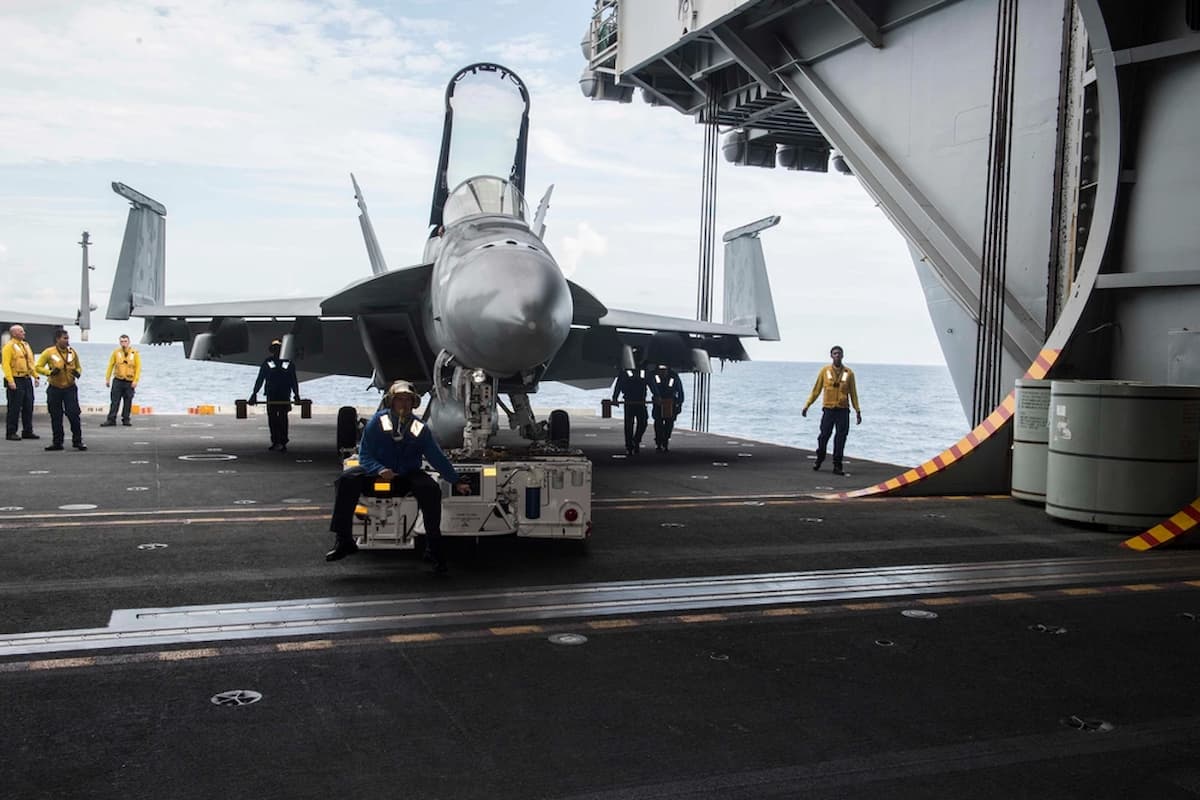 フーシ派による攻撃の回避行動中にF/A-18スーパーホーネットが空母から落下
