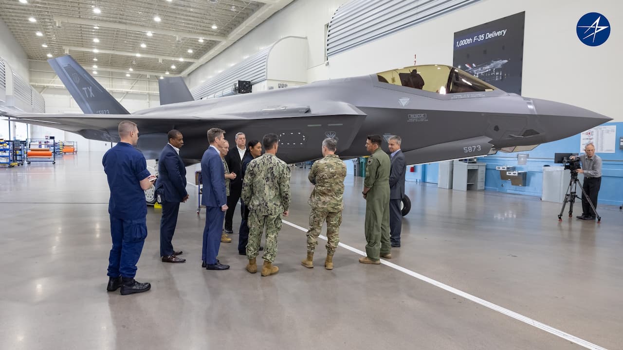 AIが人間の操縦するF-16戦闘機にドッグファイトで完璧に勝利する