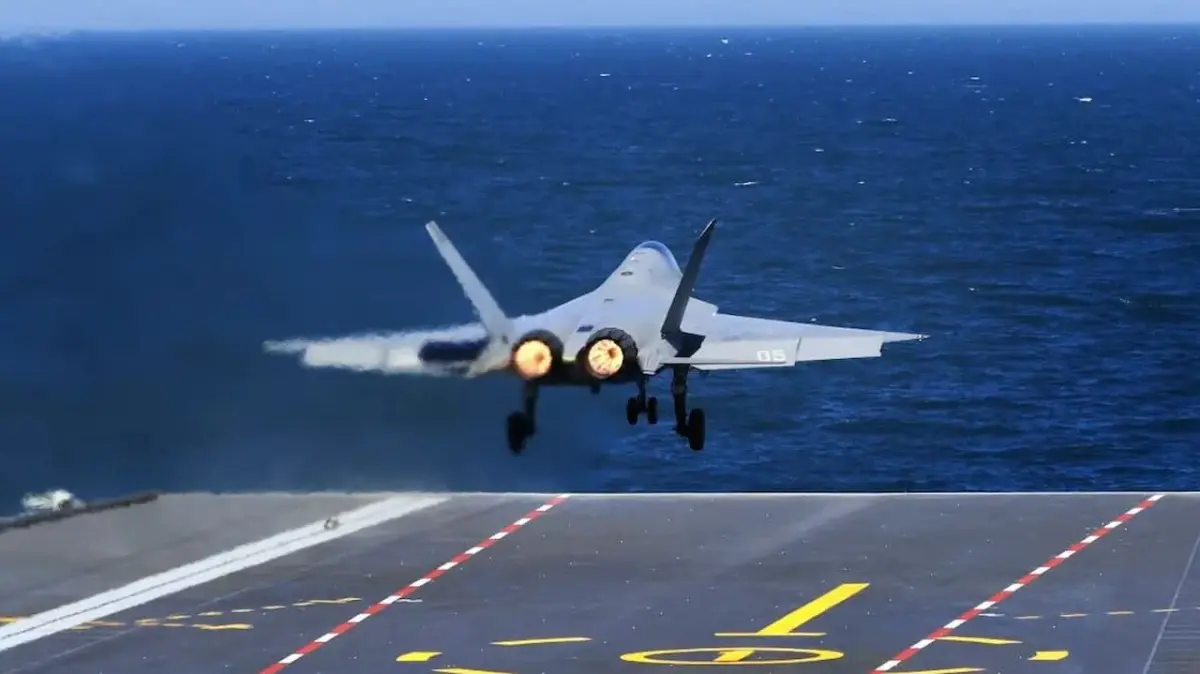 中国海軍空母「福建」、電磁式カタパルトの発艦に成功！映像を公開