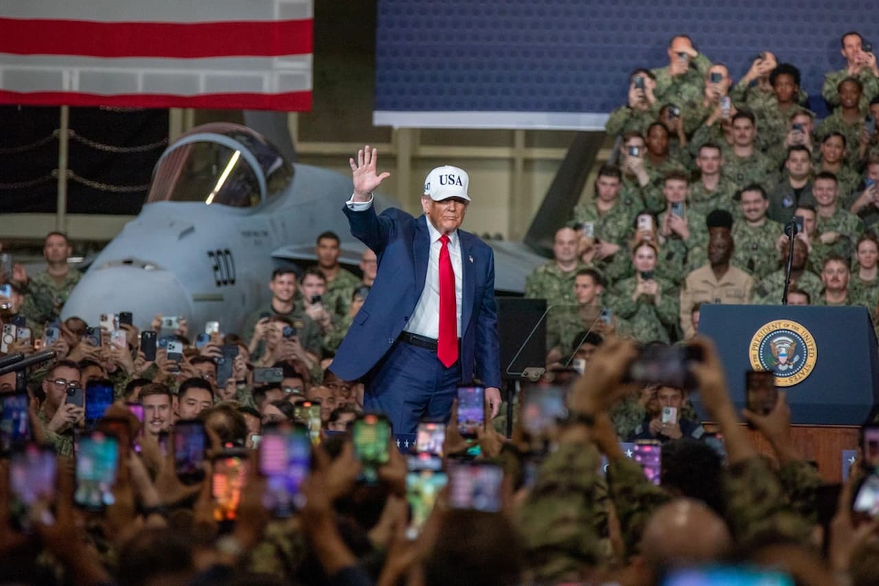 トランプ大統領、横須賀で空母の電磁式カタパルトの中止と蒸気式の継続