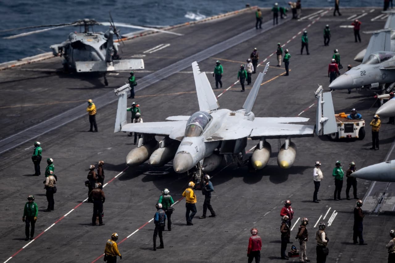 トランプ大統領がアジア歴訪中に南シナ海で米海軍機が30分間で2機墜落