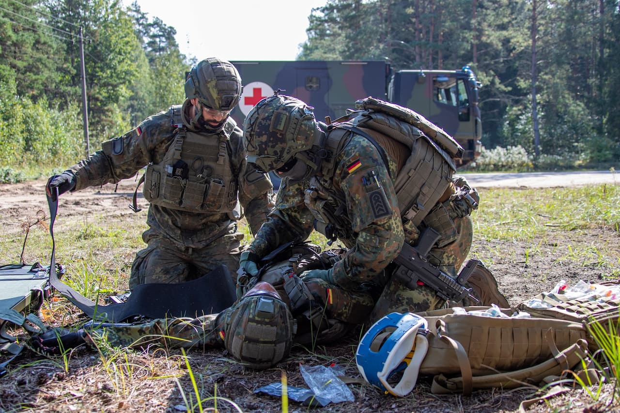 ドイツ警察が市街地演習中の軍兵士を武装犯と誤認して発砲、負傷させる
