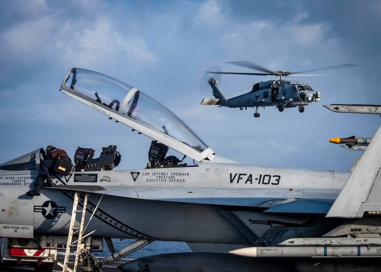 米軍が南シナ海で“極秘回収作戦”決行！水没したF/A-18FとMH-60Rを引き揚げ