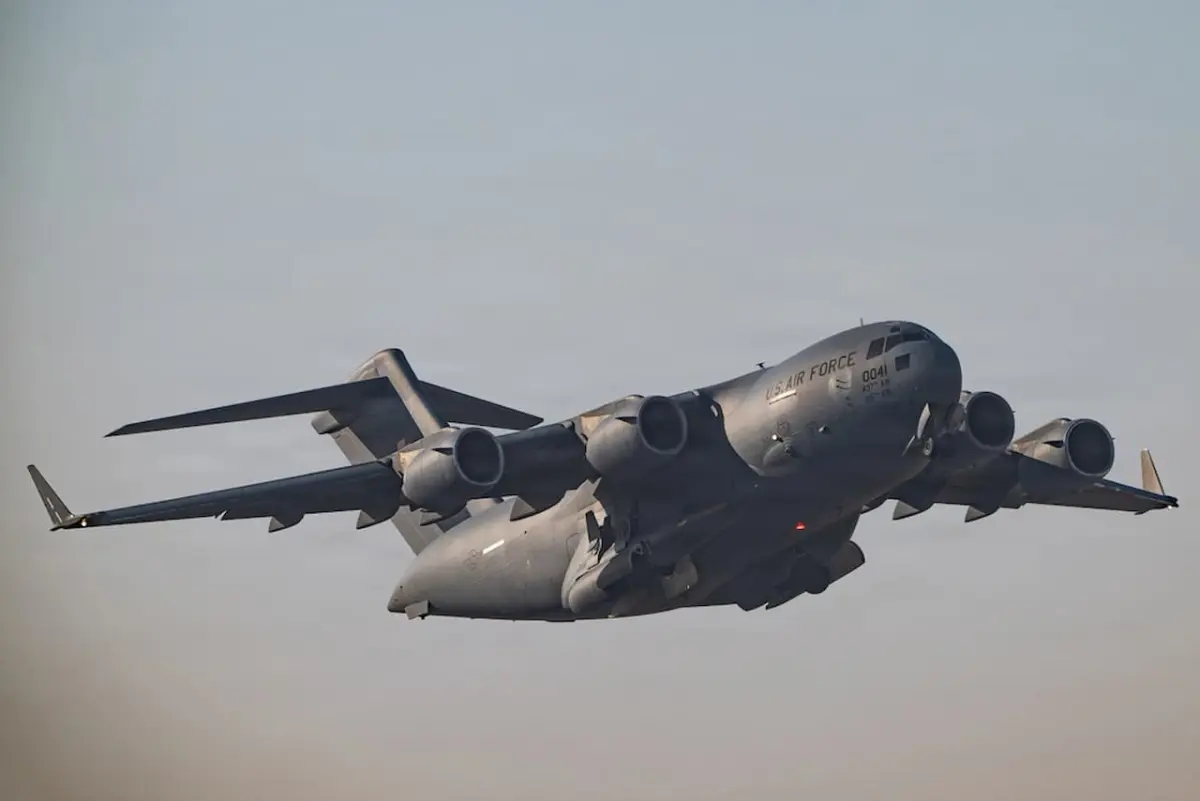 米空軍が大型輸送機42機を中東に集中展開 C-17とC-5が示す有事準備段階
