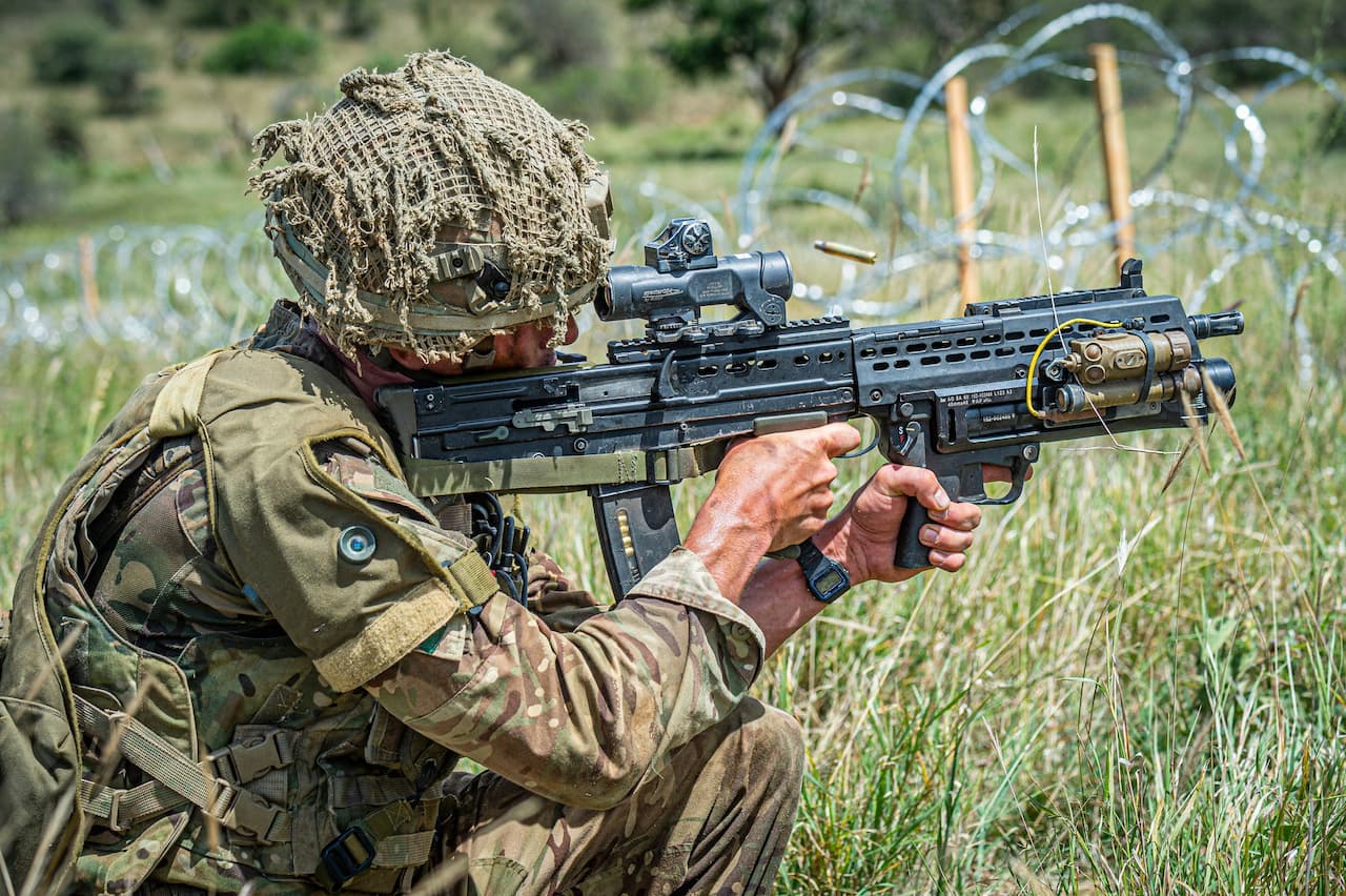 英軍の象徴SA80、後継選定始動 次世代ライフル計画が正式発表