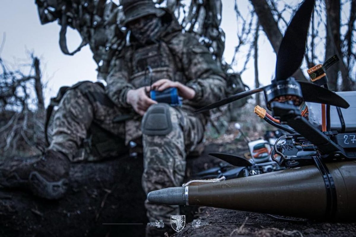 なぜ戦場でハサミが必要なのか？ウクライナ軍ドローン兵の携行装備が示す現代戦