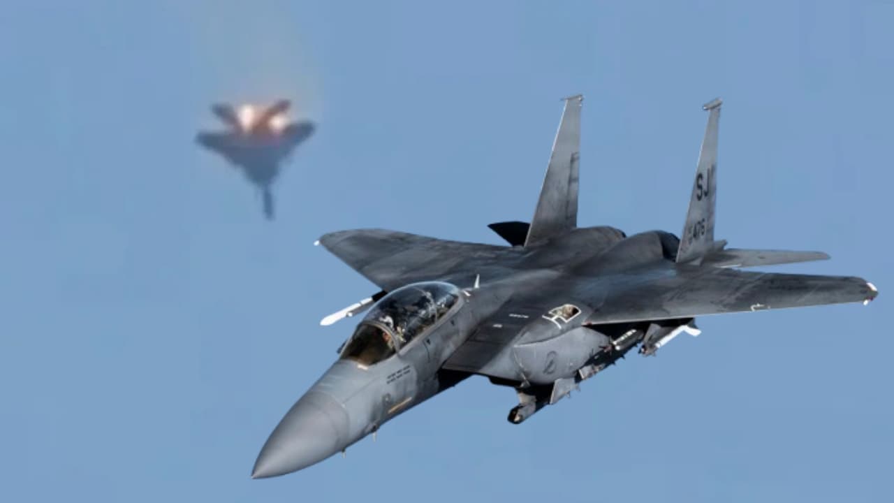 ロシア最新鋭戦闘機のSu-57が2機のSu-35の護衛を受けてウクライナを