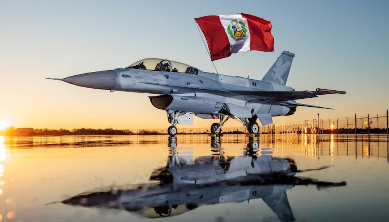 【実物】米軍 岩国基地 VMFA-232 レッドデビルズ 記念盾＆アルバム 実物】米軍 岩国基地 VMFA-232 レッドデビルズ 記念盾＆アルバム