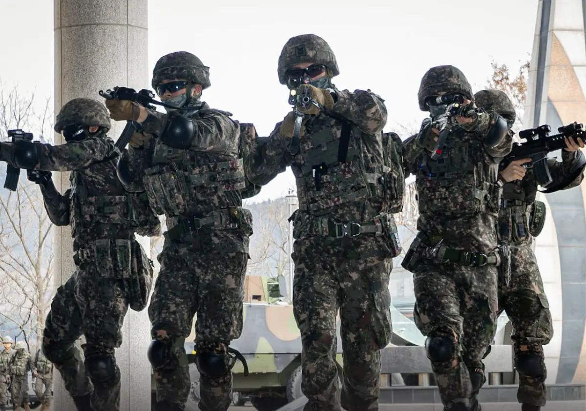 韓国軍「Z世代兵士」の美容整形手術増加が部隊運用に波紋 徴兵制と外見