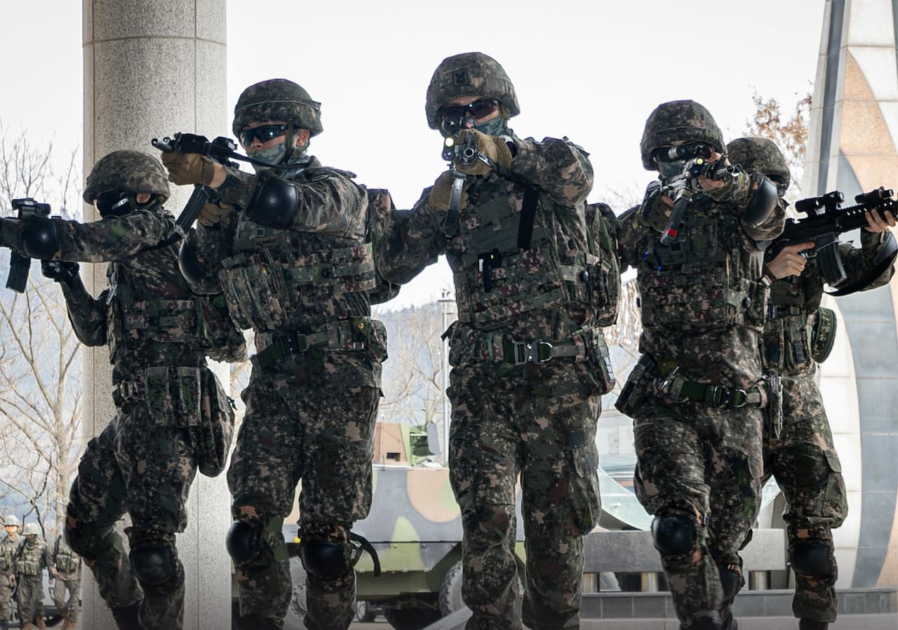 韓国軍「Z世代兵士」の美容整形手術増加が部隊運用に波紋 徴兵制と外見