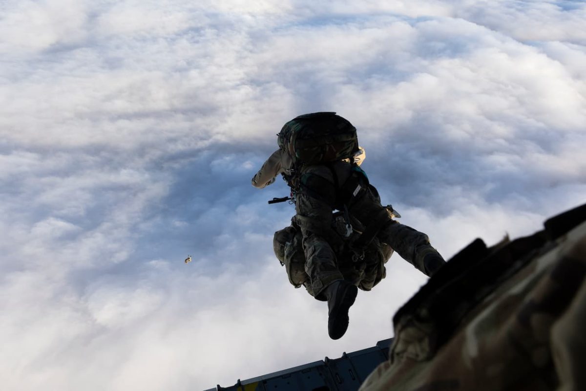 “世界一孤立した有人島”に英軍降下…異例の緊急ミッション