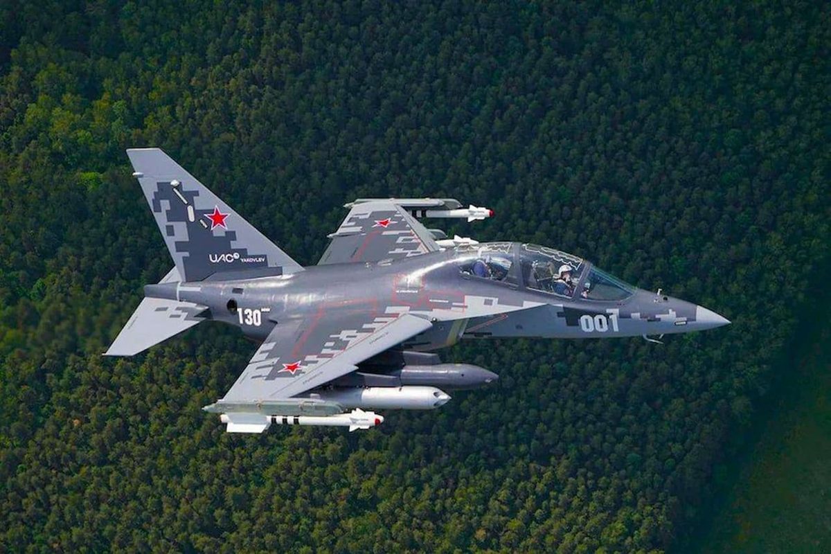 ロシアのYak-130Mとは？ 練習機がレーダー・電子戦装置を備えた「軽戦闘機」へ